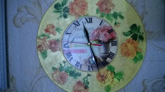 <div style=margin-left:10px><h1>часы  в технике декупаж</h1><p><a href="/catalog/podarki--suveniry/">Подарунки, сувеніри</a> » <a href="/catalog/podarki--suveniry/podarki/">Подарунки</a></p><i class="fa fa-map-marker"></i> Херсонская область, Новотроицкое<br /><br /><div class="socdata"><script src="//yastatic.net/es5-shims/0.0.2/es5-shims.min.js"></script>
                                            <script src="//yastatic.net/share2/share.js"></script>
                                            <div class="ya-share2" data-services="facebook,gplus,twitter,lj,viber,whatsapp,skype" data-counter=""></div></div>