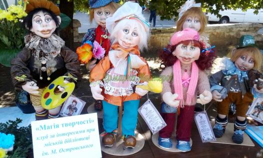 <div style=margin-left:10px><h1>Скульптурно-текстильная кукла для украшения интерьера</h1><p><a href="/catalog/igrushki/">Iграшки</a> » <a href="/catalog/igrushki/kukly/">Кукли</a></p><i class="fa fa-map-marker"></i> Днепропетровская область, Марганец<br /><br /><div class="socdata"><script src="//yastatic.net/es5-shims/0.0.2/es5-shims.min.js"></script>
                                            <script src="//yastatic.net/share2/share.js"></script>
                                            <div class="ya-share2" data-services="facebook,gplus,twitter,lj,viber,whatsapp,skype" data-counter=""></div></div>