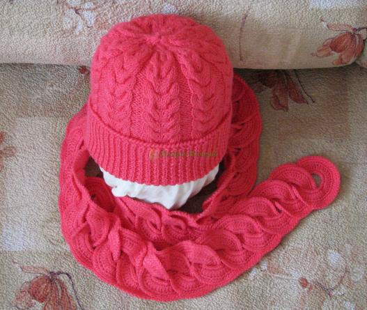 <div style=margin-left:10px><h1>Комплект из шапки и шарфа для девушки</h1><p><a href="/catalog/golovnue_ubory/">Головні убори
</a> » <a href="/catalog/golovnue_ubory/shapki/">Шапки</a></p><i class="fa fa-map-marker"></i> Сумская область, Сумы<br /><br /><div class="socdata"><script src="//yastatic.net/es5-shims/0.0.2/es5-shims.min.js"></script>
                                            <script src="//yastatic.net/share2/share.js"></script>
                                            <div class="ya-share2" data-services="facebook,gplus,twitter,lj,viber,whatsapp,skype" data-counter=""></div></div>