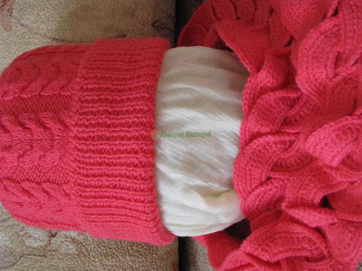 <div style=margin-left:10px><h1>Комплект из шапки и шарфа для девушки</h1><p><a href="/catalog/golovnue_ubory/">Головні убори
</a> » <a href="/catalog/golovnue_ubory/shapki/">Шапки</a></p><i class="fa fa-map-marker"></i> Сумская область, Сумы<br /><br /><div class="socdata"><script src="//yastatic.net/es5-shims/0.0.2/es5-shims.min.js"></script>
                                            <script src="//yastatic.net/share2/share.js"></script>
                                            <div class="ya-share2" data-services="facebook,gplus,twitter,lj,viber,whatsapp,skype" data-counter=""></div></div>