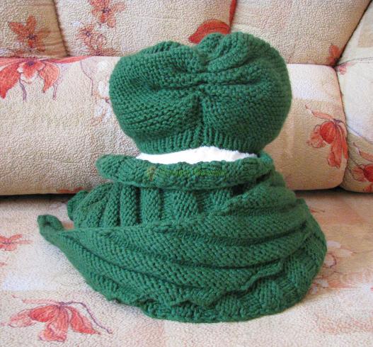 <div style=margin-left:10px><h1>Комплект из шапки и шарфа для девушки</h1><p><a href="/catalog/golovnue_ubory/">Головні убори
</a> » <a href="/catalog/golovnue_ubory/shapki/">Шапки</a></p><i class="fa fa-map-marker"></i> Сумская область, Сумы<br /><br /><div class="socdata"><script src="//yastatic.net/es5-shims/0.0.2/es5-shims.min.js"></script>
                                            <script src="//yastatic.net/share2/share.js"></script>
                                            <div class="ya-share2" data-services="facebook,gplus,twitter,lj,viber,whatsapp,skype" data-counter=""></div></div>