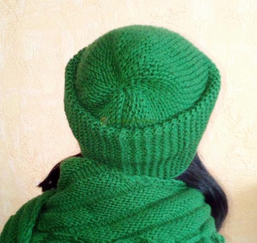 <div style=margin-left:10px><h1>Комплект из шапки и шарфа для девушки</h1><p><a href="/catalog/golovnue_ubory/">Головні убори
</a> » <a href="/catalog/golovnue_ubory/shapki/">Шапки</a></p><i class="fa fa-map-marker"></i> Сумская область, Сумы<br /><br /><div class="socdata"><script src="//yastatic.net/es5-shims/0.0.2/es5-shims.min.js"></script>
                                            <script src="//yastatic.net/share2/share.js"></script>
                                            <div class="ya-share2" data-services="facebook,gplus,twitter,lj,viber,whatsapp,skype" data-counter=""></div></div>