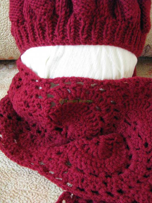 <div style=margin-left:10px><h1>Комплект из шапки и шарфа для женщины</h1><p><a href="/catalog/golovnue_ubory/">Головні убори
</a> » <a href="/catalog/golovnue_ubory/shapki/">Шапки</a></p><i class="fa fa-map-marker"></i> Сумская область, Сумы<br /><br /><div class="socdata"><script src="//yastatic.net/es5-shims/0.0.2/es5-shims.min.js"></script>
                                            <script src="//yastatic.net/share2/share.js"></script>
                                            <div class="ya-share2" data-services="facebook,gplus,twitter,lj,viber,whatsapp,skype" data-counter=""></div></div>