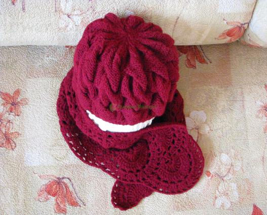 <div style=margin-left:10px><h1>Комплект из шапки и шарфа для женщины</h1><p><a href="/catalog/golovnue_ubory/">Головні убори
</a> » <a href="/catalog/golovnue_ubory/shapki/">Шапки</a></p><i class="fa fa-map-marker"></i> Сумская область, Сумы<br /><br /><div class="socdata"><script src="//yastatic.net/es5-shims/0.0.2/es5-shims.min.js"></script>
                                            <script src="//yastatic.net/share2/share.js"></script>
                                            <div class="ya-share2" data-services="facebook,gplus,twitter,lj,viber,whatsapp,skype" data-counter=""></div></div>