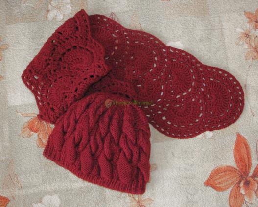 <div style=margin-left:10px><h1>Комплект из шапки и шарфа для женщины</h1><p><a href="/catalog/golovnue_ubory/">Головні убори
</a> » <a href="/catalog/golovnue_ubory/shapki/">Шапки</a></p><i class="fa fa-map-marker"></i> Сумская область, Сумы<br /><br /><div class="socdata"><script src="//yastatic.net/es5-shims/0.0.2/es5-shims.min.js"></script>
                                            <script src="//yastatic.net/share2/share.js"></script>
                                            <div class="ya-share2" data-services="facebook,gplus,twitter,lj,viber,whatsapp,skype" data-counter=""></div></div>