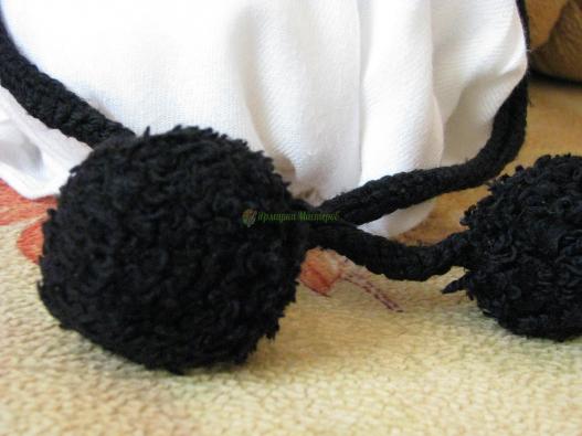 <div style=margin-left:10px><h1>Шапка с помпонами и ушками для молодой девушки</h1><p><a href="/catalog/golovnue_ubory/">Головні убори
</a> » <a href="/catalog/golovnue_ubory/shapki/">Шапки</a></p><i class="fa fa-map-marker"></i> Сумская область, Сумы<br /><br /><div class="socdata"><script src="//yastatic.net/es5-shims/0.0.2/es5-shims.min.js"></script>
                                            <script src="//yastatic.net/share2/share.js"></script>
                                            <div class="ya-share2" data-services="facebook,gplus,twitter,lj,viber,whatsapp,skype" data-counter=""></div></div>