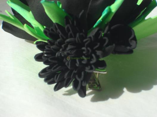 <div style=margin-left:10px><h1>Заколка с черными цветами</h1><p><a href="/catalog/ukrasheniya/">Прикраси</a> » <a href="/catalog/ukrasheniya/aksessuary/">Аксесуари</a></p><i class="fa fa-map-marker"></i> Донецкая область, Краматорск<br /><br /><div class="socdata"><script src="//yastatic.net/es5-shims/0.0.2/es5-shims.min.js"></script>
                                            <script src="//yastatic.net/share2/share.js"></script>
                                            <div class="ya-share2" data-services="facebook,gplus,twitter,lj,viber,whatsapp,skype" data-counter=""></div></div>