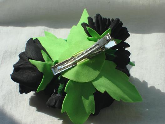 <div style=margin-left:10px><h1>Заколка с черными цветами</h1><p><a href="/catalog/ukrasheniya/">Прикраси</a> » <a href="/catalog/ukrasheniya/aksessuary/">Аксесуари</a></p><i class="fa fa-map-marker"></i> Донецкая область, Краматорск<br /><br /><div class="socdata"><script src="//yastatic.net/es5-shims/0.0.2/es5-shims.min.js"></script>
                                            <script src="//yastatic.net/share2/share.js"></script>
                                            <div class="ya-share2" data-services="facebook,gplus,twitter,lj,viber,whatsapp,skype" data-counter=""></div></div>